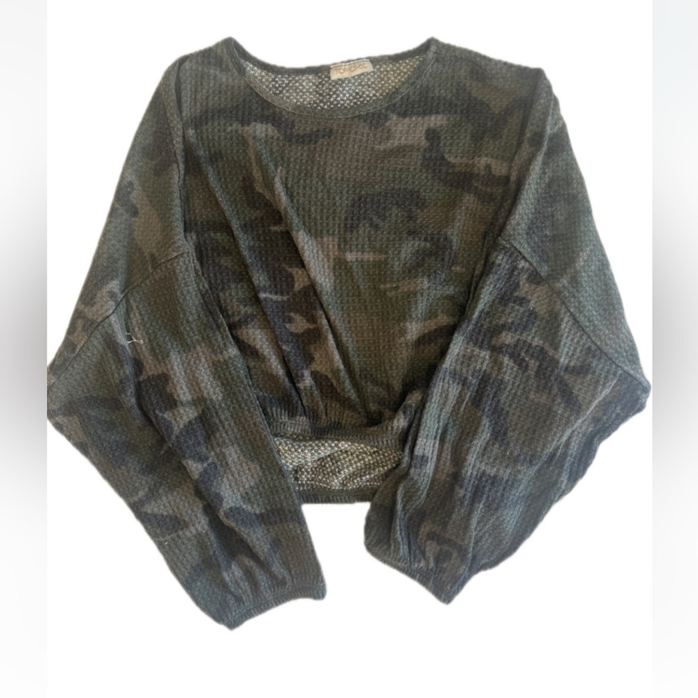 Top chic cropped camo sweater/waffle shirt